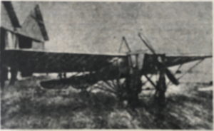 Włodzimierz Mazurkiewicz przed samolotem Bleriot XI na nieustalonym lotnisku (Skrzydlata Polska nr 41/1976)